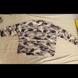 Women’s DKNY grey camo boxy athleisure waist length crop top in size xl